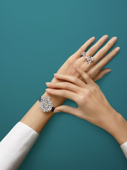 Frivole Between the Finger ring